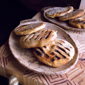 KUPILKA 14 Small plate majhen plitev krožnik, rdeč